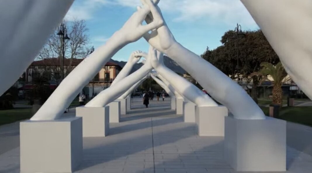 Building Bridges, le mani di Lorenzo Quinn a Marina di Pietrasanta
