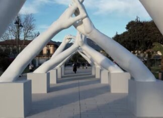 Building Bridges, le mani di Lorenzo Quinn a Marina di Pietrasanta Building Bridges, le mani di Lorenzo Quinn a Marina di Pietrasanta