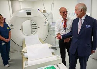 Carlo visita un centro per la cura del cancro, il re tornato agli impegni pubblici