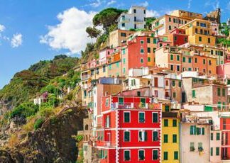 Cinque Terre, Riomaggiore promuove turismo sostenibile: vietati sexy shop, discoteche e kebab
