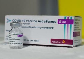 Covid, AstraZeneca ammette: vaccino può causare trombosi rara
