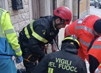 Crolla tetto nel milanese, operaio precipita e muore