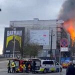 Danimarca, violento incendio alla Borsa di Copenaghen: crollata la guglia – Video