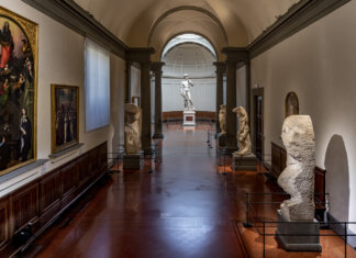 Ultima generazione incatenata al David, nuovo blitz a Firenze Ultima generazione incatenata al David, nuovo blitz a Firenze
