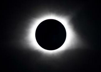 Eclissi solare, oggi l’evento astronomico dell’anno: tutto quello che c’è da sapere