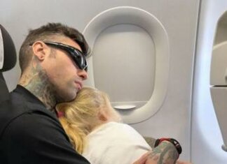 Fedez in volo per Miami: “Finalmente parto con i miei bimbi”