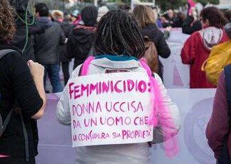 Femminicidi, rapporto Amnesty: “97 donne uccise, 64 da partner o ex”