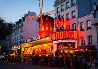 Francia, cadute le pale del Moulin Rouge a Parigi