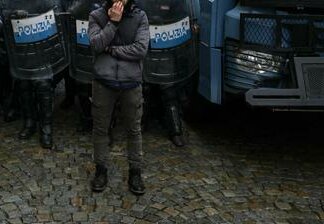G7, tensioni a corteo dei centri sociali a Torino: uova e fumogeni contro le forze dell’ordine