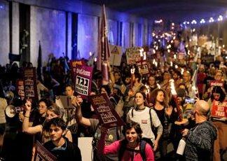 Gaza, tre britannici tra i 7 operatori Wck uccisi. Manifestanti sotto casa di Netanyahu: “Dimissioni”