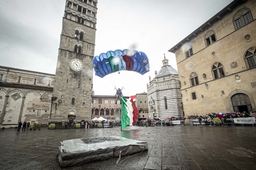 Grande festa Nembo a Pistoia, lanci in piazza Duomo