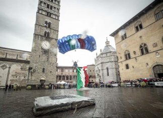 Grande festa Nembo a Pistoia, lanci in piazza Duomo Grande festa Nembo a Pistoia, lanci in piazza Duomo