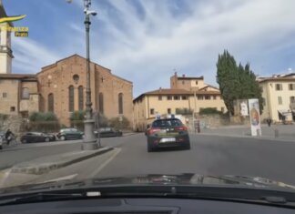 Oltre 100 lavoratori irregolari a Prato, operazione GdF Oltre 100 lavoratori irregolari a Prato, operazione GdF