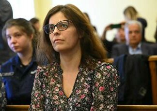 Ilaria Salis candidata alle Europee, il padre: “Non scappa dal processo ma ne vuole uno giusto”