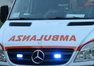 Incidente a Pescara, perde il controllo della moto e si schianta a terra: morto giovane