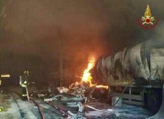 Incidente su A14, scontro pullman-camion e incendio in galleria: un morto