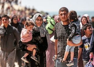 Israele, media: spari Idf su civili in viaggio verso Gaza. Netanyahu rinvia operazione a Rafah