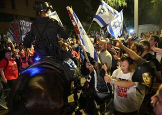 Israele, migliaia in piazza per rilascio ostaggi e voto anticipato. Blinken domani in A. Saudita
