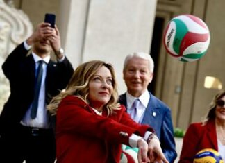 Meloni gioca con pallavoliste a Palazzo Chigi: “Schiaccia 7 come in spiaggia”