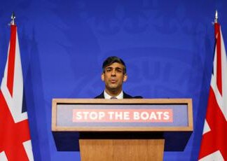 Migranti, Parlamento britannico approva il piano Ruanda