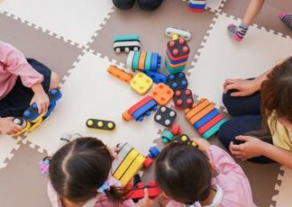 Milano, violenze su bimbe di una scuola materna: maestro arrestato