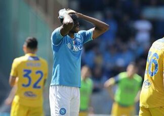 Napoli-Frosinone 2-2, doppietta di Cheddira frena gli azzurri