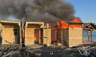 Ostia, in fiamme stabilimento La Casetta: distrutte alcune cabine – Foto
