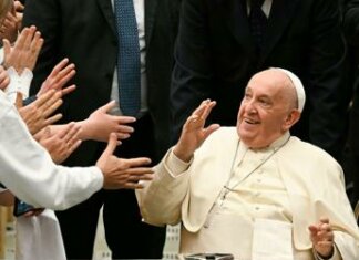 Papa incontra nonni e nipoti in Vaticano, ci sono anche Lino Banfi e Al Bano