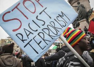 Razzismo, rapporto Amnesty: “Preoccupazione per discorsi d’odio e discriminazioni”