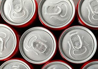 “Recycle me”, lo spot di Coca-Cola per la sostenibilità che “accartoccia” il logo