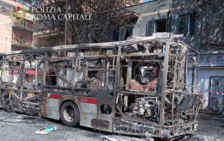 Roma, bus a fuoco: bruciate anche un’auto in sosta, gazebo e alberi. Tre persone intossicate