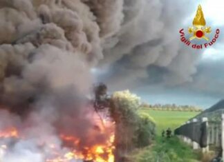 Roma, incendio in una discarica abusiva ad Ardea: “Tenere finestre chiuse”