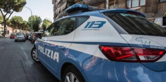Roma, lancia sassi dal Muro Torto sulle auto: 29enne arrestato. Colpita anche auto della Polizia Locale