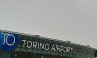Si sente male su volo Torino-Lamezia Terme, morto giovane passeggero