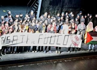 ‘Stop genocidio’ dopo Turandot, polemica al Goldoni di Livorno 'Stop genocidio' dopo Turandot, polemica al Goldoni di Livorno. Striscione sul palco al termine opera di Puccini