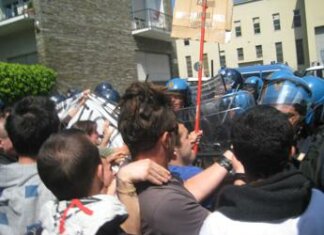 Torino, tensioni a corteo pro-Palestina: scontri e feriti