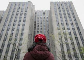 Trump a processo, un uomo si dà fuoco davanti al tribunale di New York