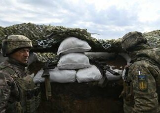 Ucraina, Zelensky ha bisogno di rinforzi al fronte: stretta sugli ucraini all’estero