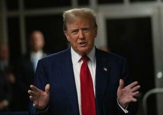 Ucraina, la minaccia di Trump: “Europa faccia di più o stop armi Usa”