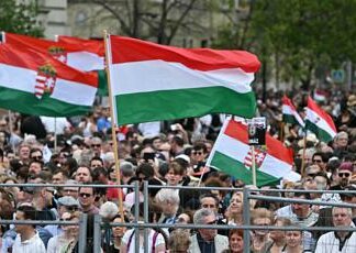 Ungheria, decine di migliaia in piazza contro il governo Orban