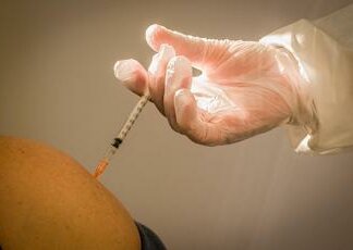 Vaccini, Rizzo (UniPi): “Rischio più elevato di polmonite invasiva in bimbi e over 65”