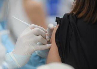 Vaccini, esperti: “Non solo per bimbi e fragili ma standard per invecchiare in salute”