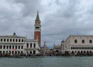 Venezia, pezzi di cemento cadono dal campanile di San Marco: avviati accertamenti