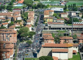 Vespa Parade, la carica dei 15mila lungo le colline pisane Vespa Parade, la carica dei 15mila lungo le colline pisane