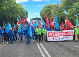 “Lavoratori deficienti”, centinaia di cavatori sfilano a Carrara "Lavoratori deficienti", centinaia di cavatori sfilano a Carrara