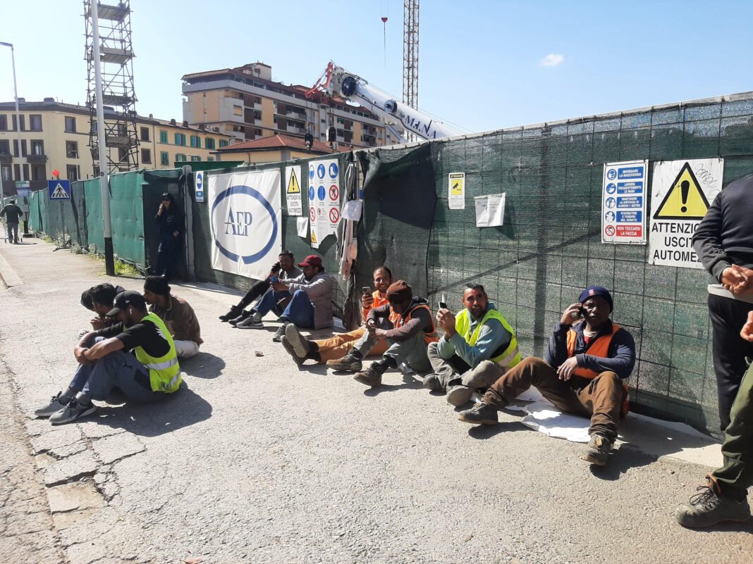 Protesta operai via Mariti, senza stipendio in cantiere della strage
