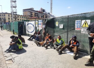 Protesta operai via Mariti, senza stipendio in cantiere della strage Protesta operai via Mariti, senza stipendio in cantiere della strage