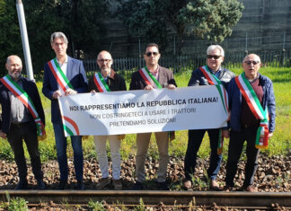 Sindaci protestano sui binari. Occupata la Siena-Chiusi Sindaci protestano sui binari. Occupata la Siena-Chiusi