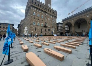 200 bare in piazza Signoria, flash mob ‘Zero morti sul lavoro’ 200 bare in piazza Signoria, flash mob 'Zero morti sul lavoro'