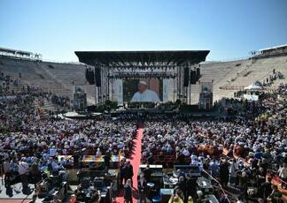 Amadeus, l’ultima diretta Rai da Verona per il Papa